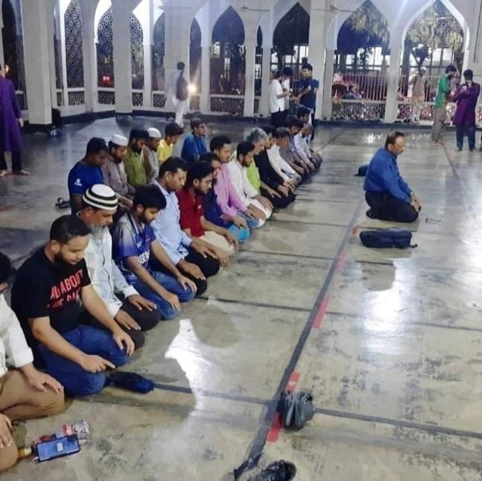 ঢাবি উপাচার্যের নামাজে ইমামতি করা নিয়ে ছড়িয়েছে ভুল তথ্য !